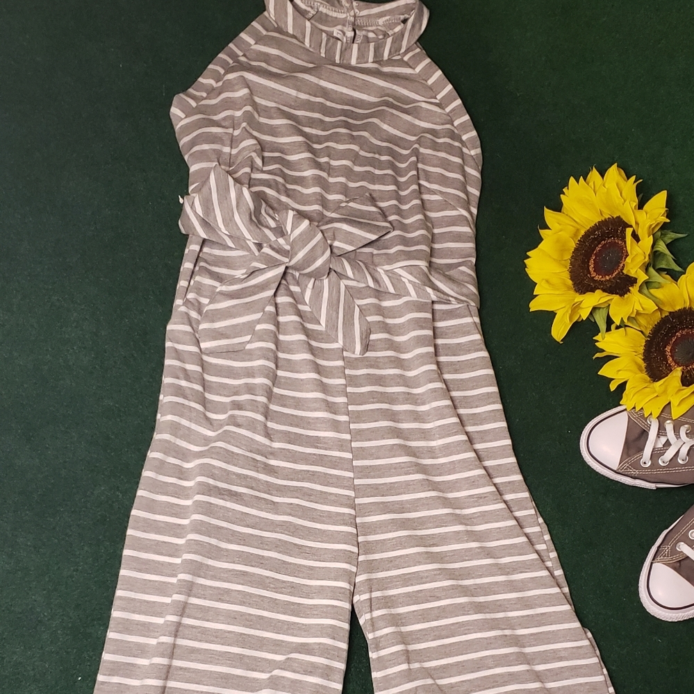 NWT Cotton sleeveless cropped romper.